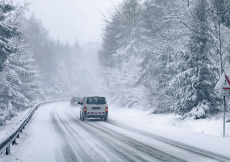 Автоэксперт рассказала, с какой скоростью нужно ездить на морозе