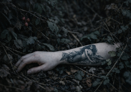 Руку с тату русалки сжигали пять часов: проститутки убили мать и девочку