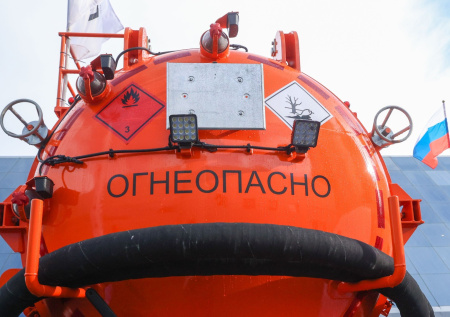 В Ленобласти бензовоз съехал в кювет и опрокинулся на бок