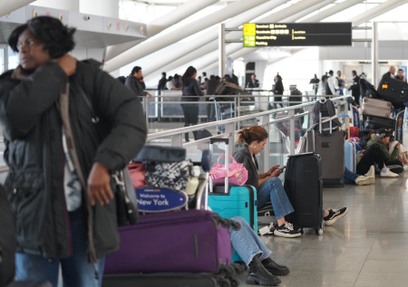 Крупнейший аэропорт США был «захвачен» бездомными и попрошайками
