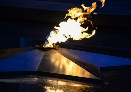 Суд решит судьбу молодой пары после прикуривания сигареты от Вечного огня