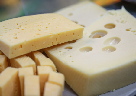 Врач предостерегла от сочетания сыра с одним популярным продуктом