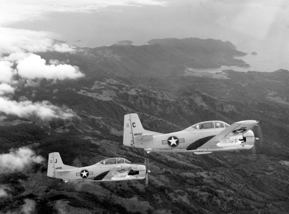 Самолеты North American T-28C Trojan пролетают над вьетнамским побережьем, 1974 год