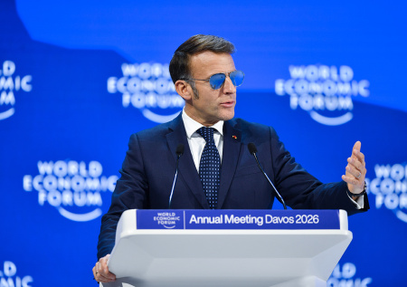 Собчак объяснила, на кого похож Макрон в очках на форуме в Давосе