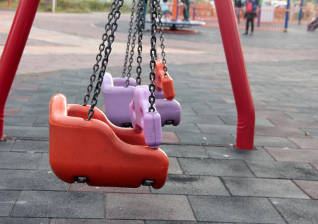 Мэрия выплатит вывихнувшей зубы на качелях девочке 200 тыс. рублей