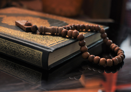 Мусульманин в США во время протеста поцеловал Коран с вложенным беконом