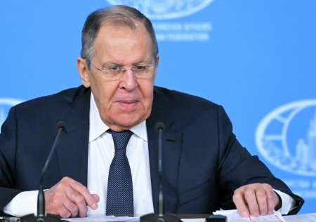 «Очень отвлекает»: Лаврова сбили во время пресс-конференции