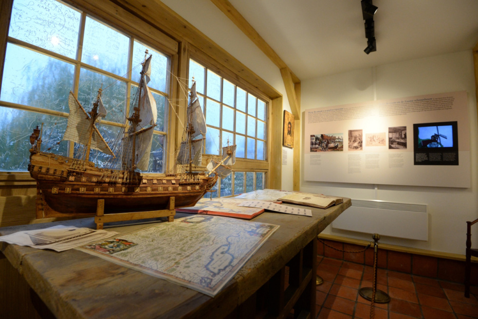 Модель корабля и карты внутри полномасштабной копии домика царя Петра I, построенной подразделениями инженерных войск вооруженных сил России и Голландии