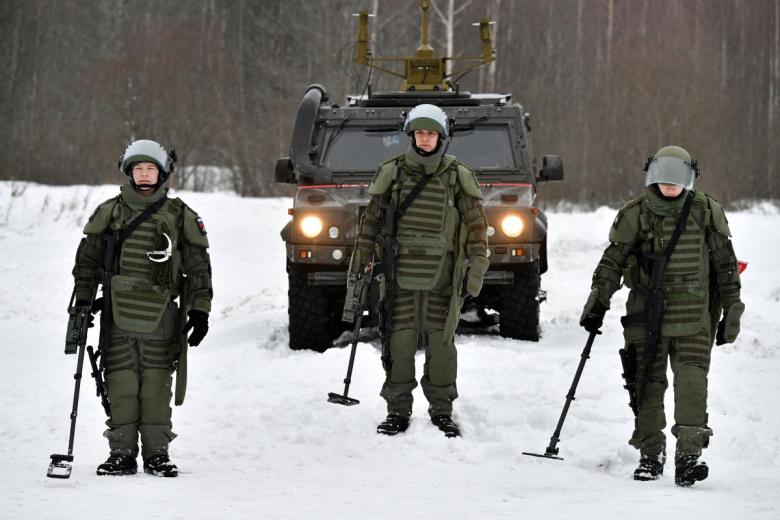 Военнослужащие ВС РФ проводят показательное разминирование местности в рамках празднования Дня инженерных войск