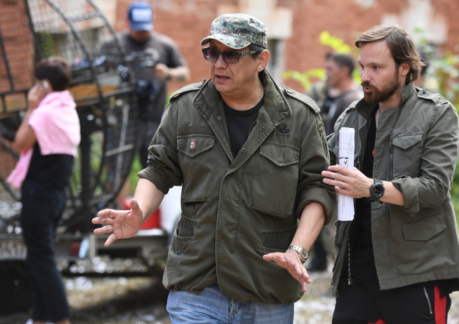 Режиссер Алексей Чадов и режиссер, актер Егор Кончаловский (слева) на съемочной площадке фильма «Джон»