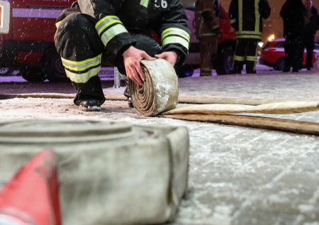 Вспыхнувший мусор едва не уничтожил припаркованные машины в Кузбассе