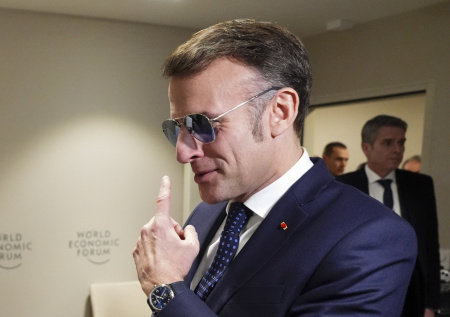 Макрон вышел к политической элите Запада в темных очках