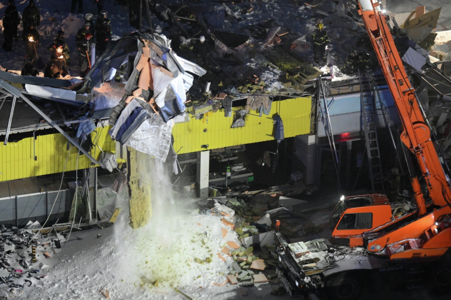 Сотрудники спасательной службы МЧС РФ на месте обрушения кровли торгового центра в Новосибирске