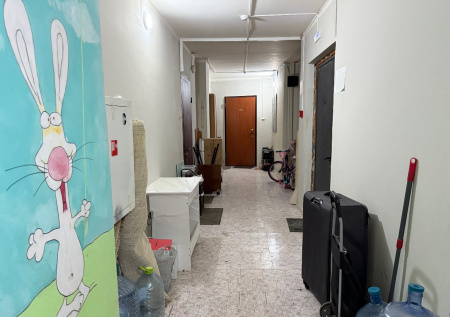 Эксперт по ЖКХ дал советы, как убрать хлам соседей из общего коридора