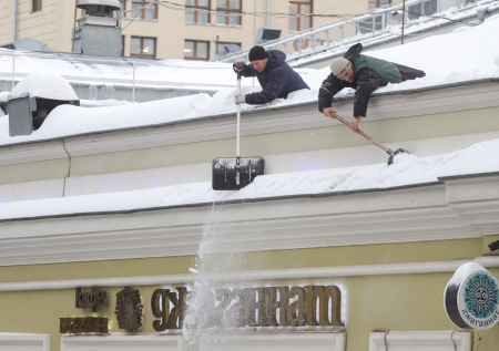 В Роскачестве напомнили требования к уборке снега с крыш