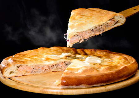 Рецепт ужина для тех, кто на диете: заливной пирог с тунцом и яйцом