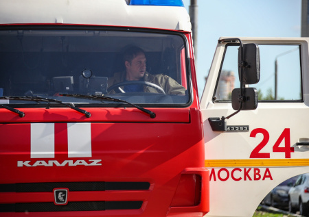 В московской многоэтажке вспыхнул мощный пожар