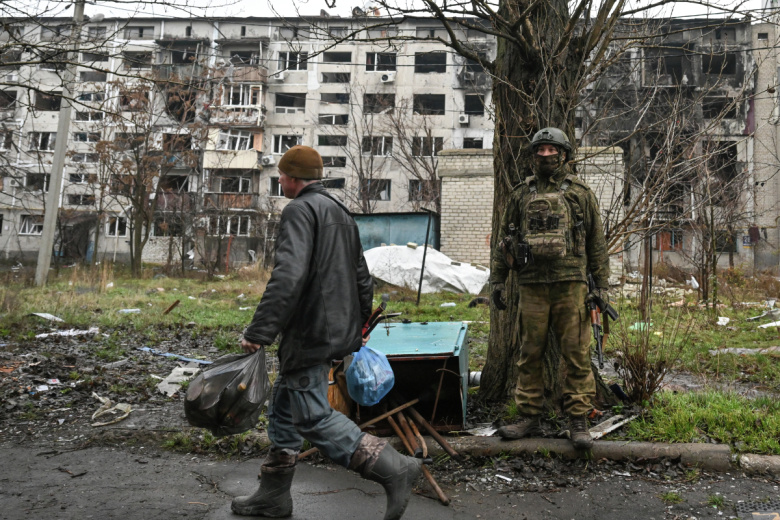 Местный житель и военнослужащий группировки войск «Центр» в Красноармейске в ДНР