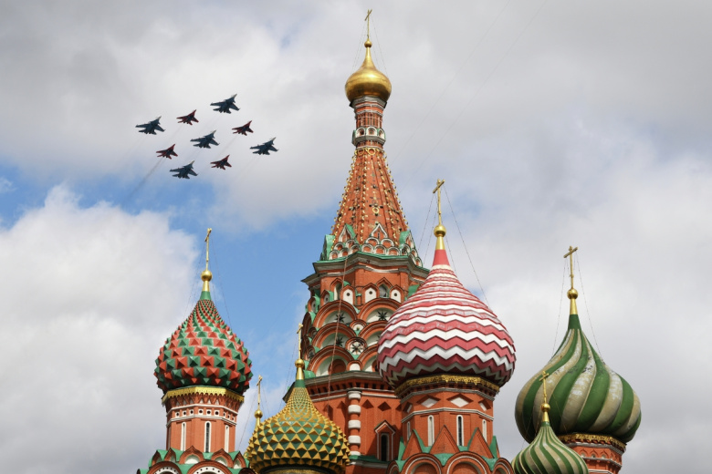 Строй «Кубинский бриллиант» истребителей МиГ-29 и Су-30СМ пилотажных групп «Русские витязи» и «Стрижи»