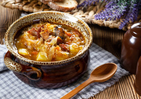 Капустняк по-польски: готовим сытные щи из кислой капусты и копченой колбасы