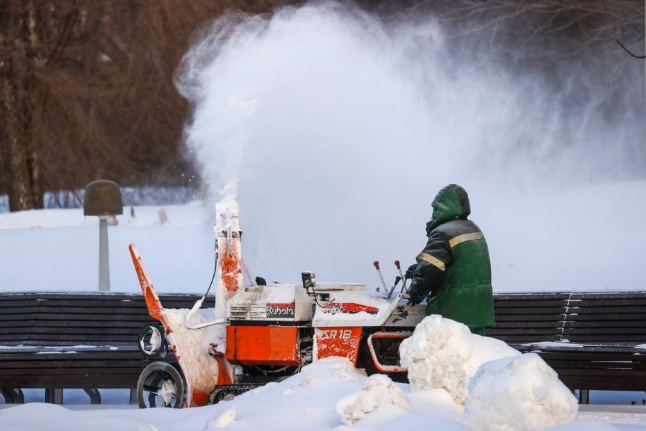 Чем убирать снег: обзор приспособлений от лопат до механических помощников