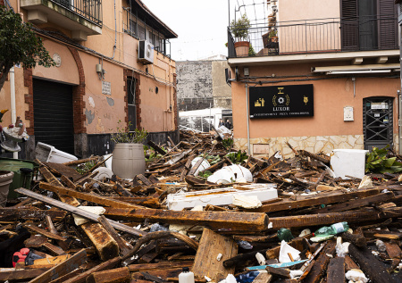 Появились кадры смывающего все с улиц на юге Италии циклона