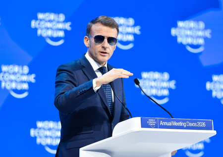 Макрона превратили в мем после появления в темных очках