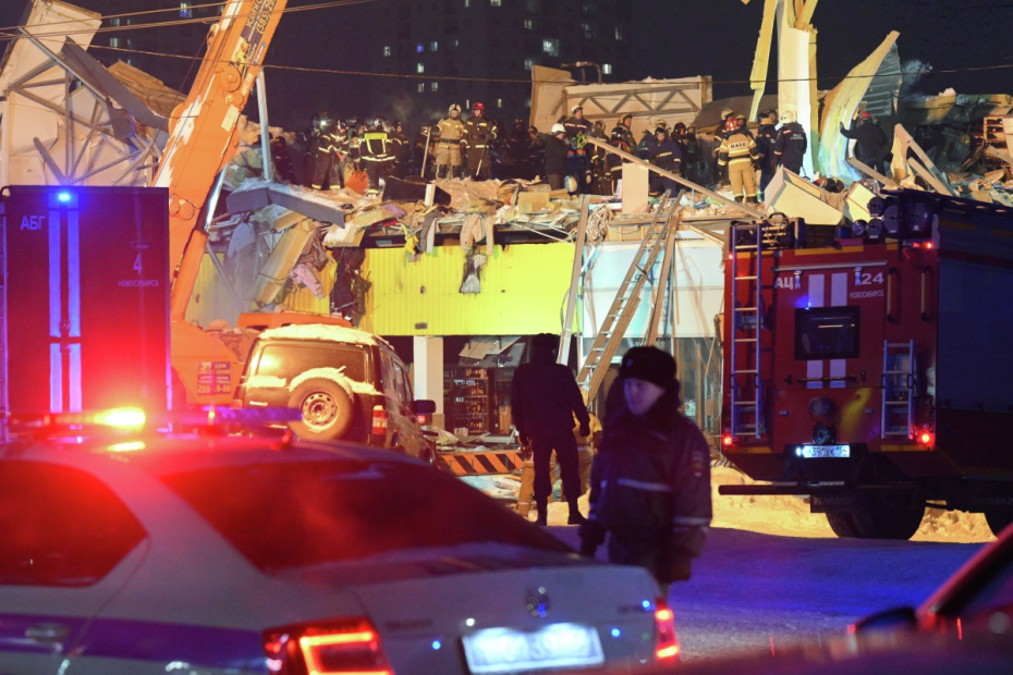 Сотрудники спасательной службы МЧС РФ на месте обрушения кровли торгового центра в Новосибирске