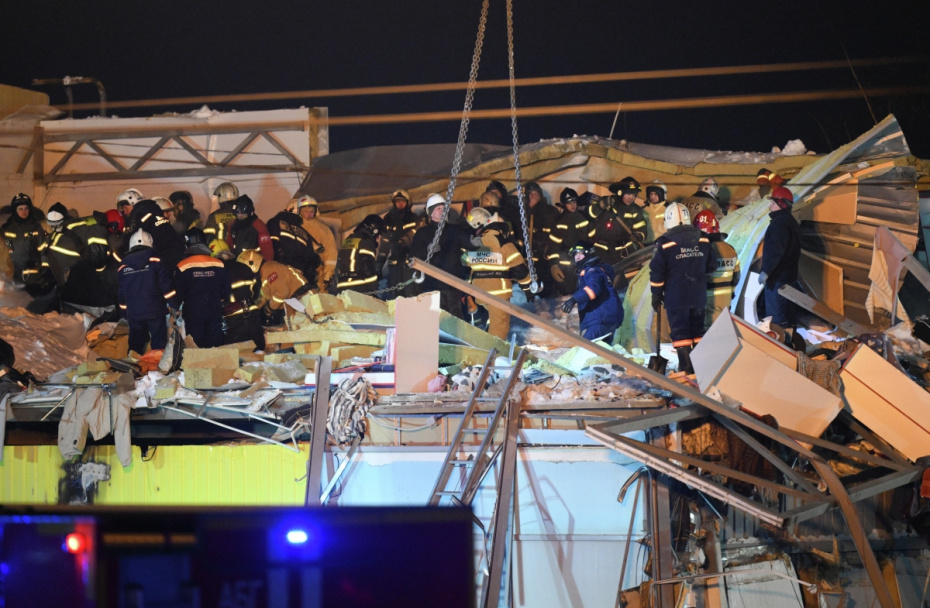 Сотрудники спасательной службы МЧС РФ на месте обрушения кровли торгового центра в Новосибирске