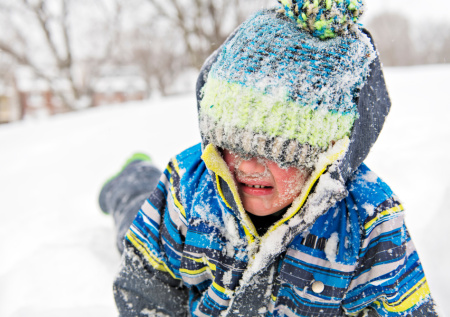 Женщина разозлилась на соседей и избила поводком их годовалую дочь