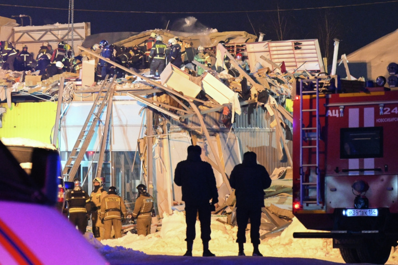 Сотрудники спасательной службы МЧС РФ на месте обрушения кровли торгового центра в Новосибирске