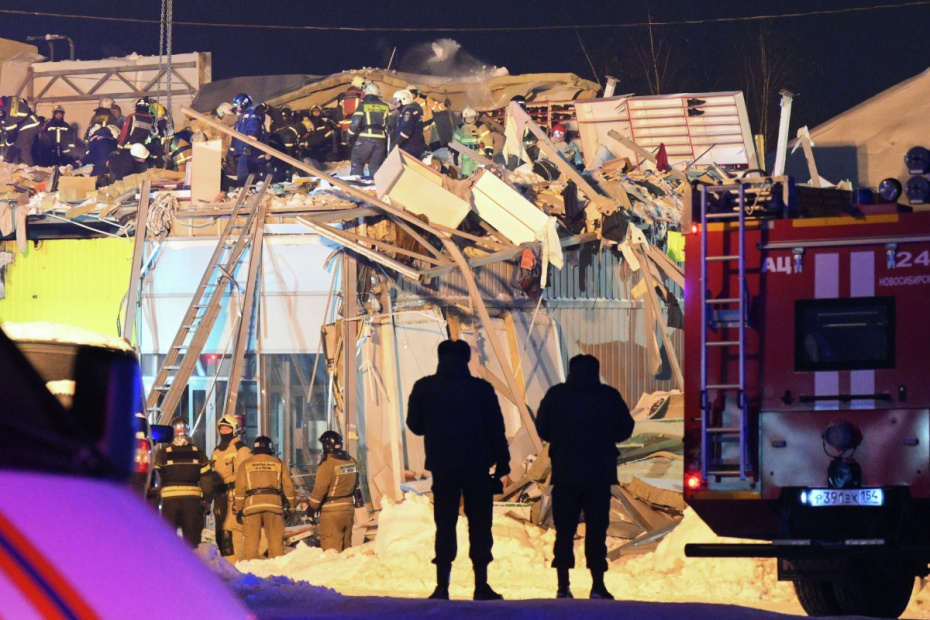 Сотрудники спасательной службы МЧС РФ на месте обрушения кровли торгового центра в Новосибирске