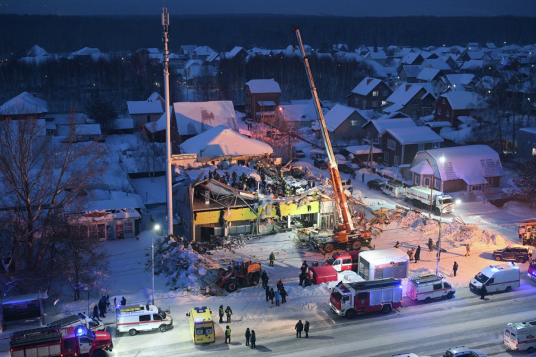 Сотрудники спасательной службы МЧС РФ на месте обрушения кровли торгового центра в Новосибирске