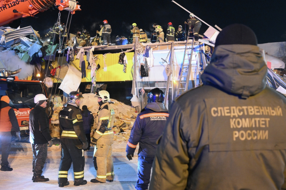 Сотрудники спасательной службы МЧС РФ и СК РФ на месте обрушения кровли торгового центра в Новосибирске