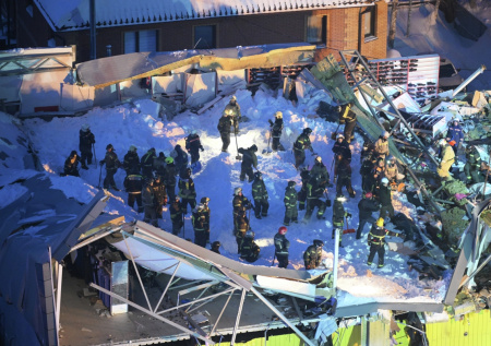 Еще одного пострадавшего достали из-под завалов ТЦ в Новосибирске