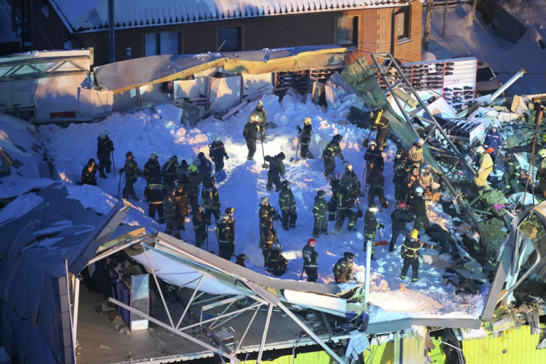 Сотрудники спасательной службы МЧС РФ на месте обрушения кровли торгового центра в Новосибирске