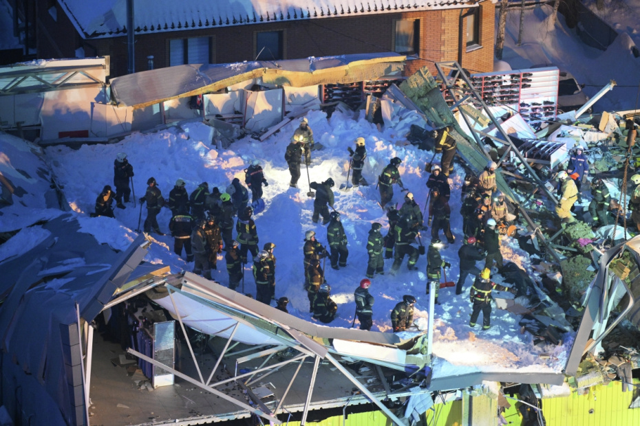 Сотрудники спасательной службы МЧС РФ на месте обрушения кровли торгового центра в Новосибирске