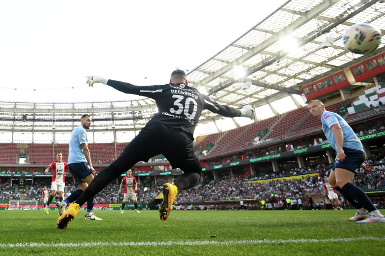 Вратарь Сергей Песьяков («Крылья Советов») пропускает мяч в свои ворота в матче 7-го тура Российской премьер-лиги в Москве