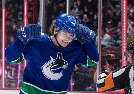 Российский игрок НХЛ полез в драку во время матча