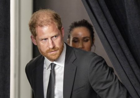 Королевская семья Британии: новости, за какое место Гарри потрогал Меган