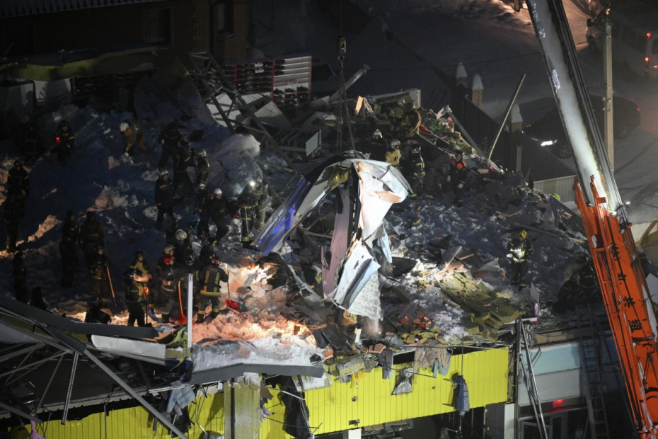 Сотрудники спасательной службы МЧС РФ на месте обрушения кровли торгового центра в Новосибирске