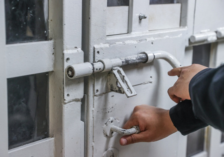 Зарезавшему женщину подростку изменили меру пресечения