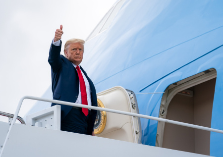 Самолет Трампа развернули сразу после вылета в Давос