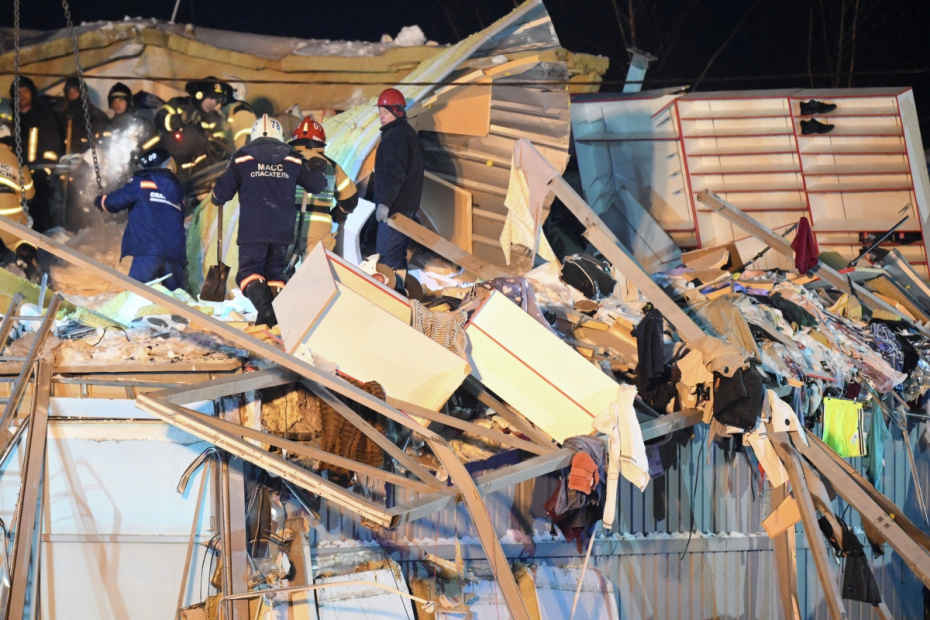 Сотрудники спасательной службы МЧС РФ на месте обрушения кровли торгового центра в Новосибирске