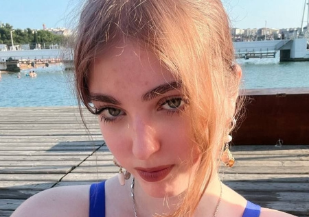 «Она затравлена»: подозреваемая в педофилии учительница попала в ПНД