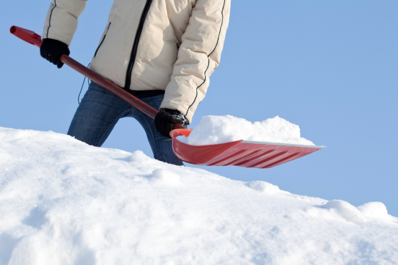 Какие приспособления для чистки снега бывают и как их правильно выбрать