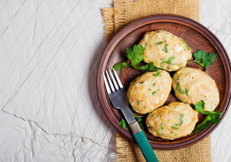 Ароматные паровые котлеты из куриного фарша: готовим на сковороде — быстрый и диетический рецепт