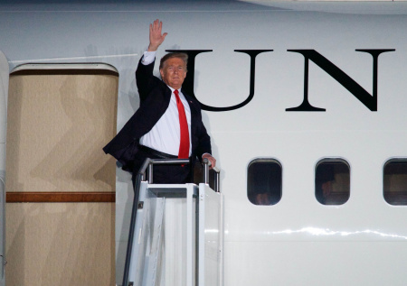 Трамп повторно вылетел в Швейцарию после возвращения борта в США