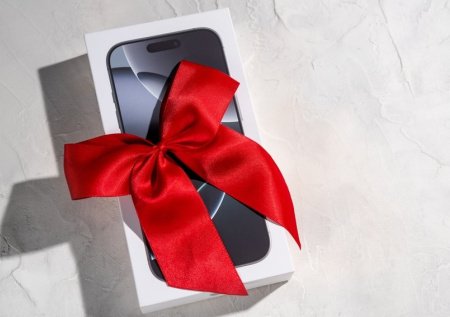 Школьница выиграла iPhone в автомате, но нашла в коробке совсем не смартфон