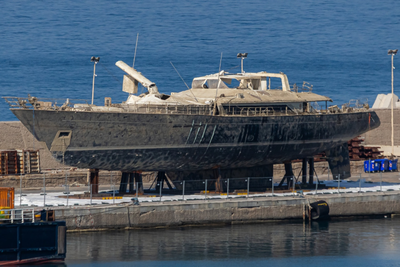 Яхта Bayesian у причала порта Термини Имерезе